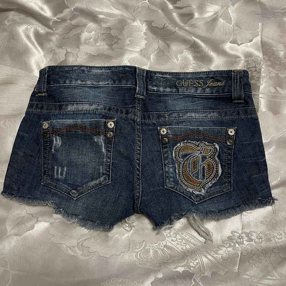 Guess jean shorts raw hem pockets with guess logo on back pocket size 28 - Picture 11 of 12